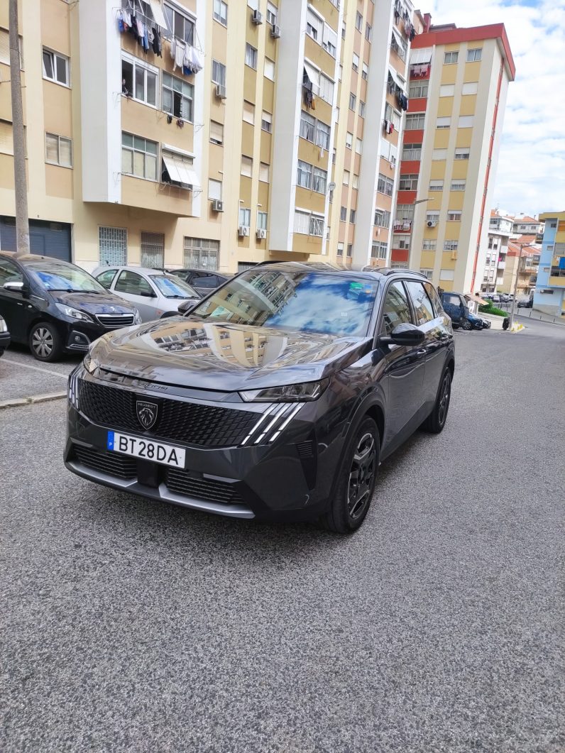 2024 Peugeot e-5008 Electric SUV full