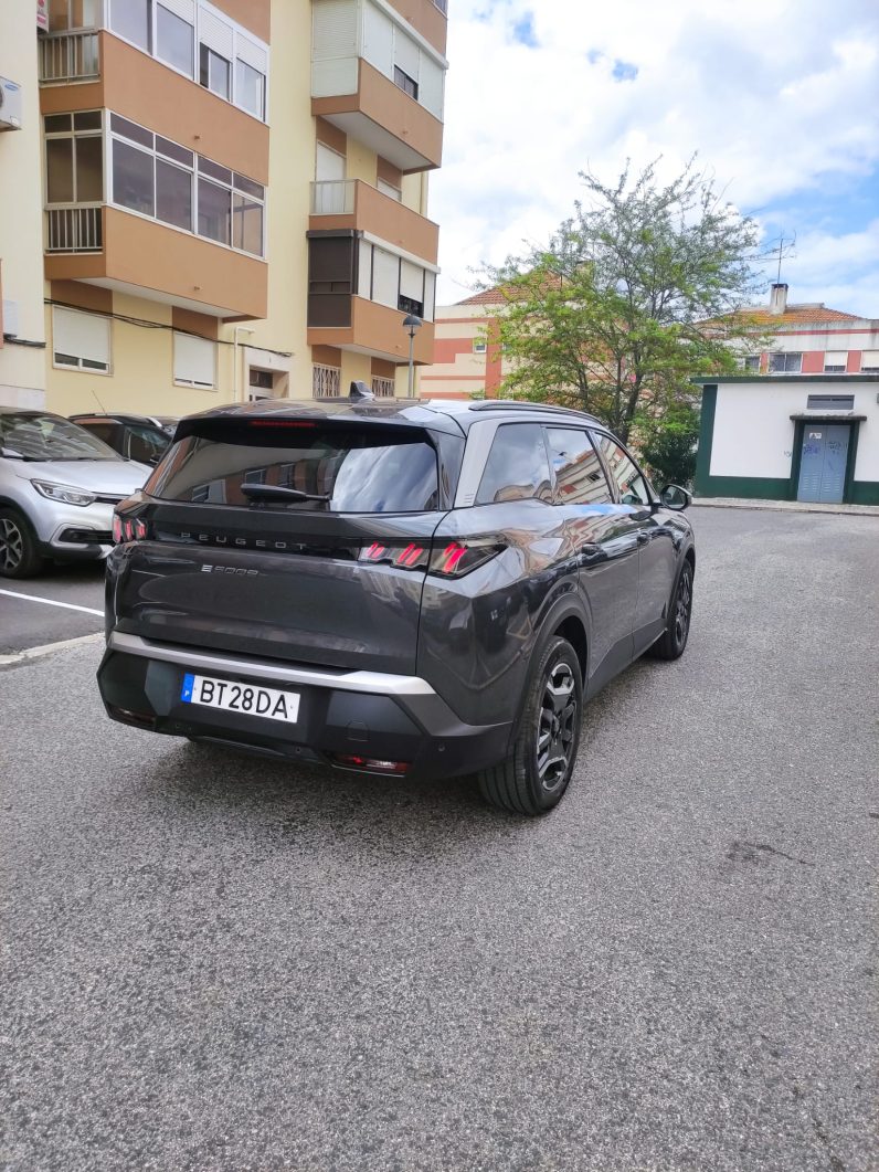 2024 Peugeot e-5008 Electric SUV full