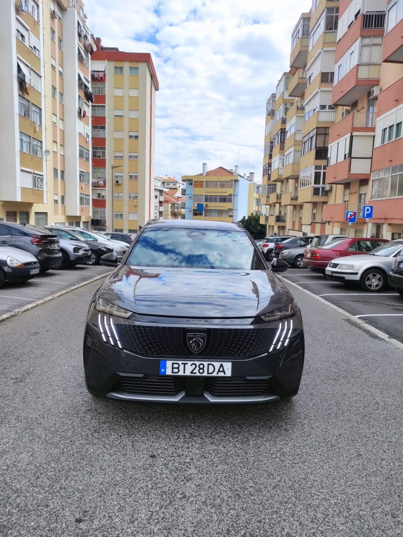 2024 Peugeot e-5008 Electric SUV full