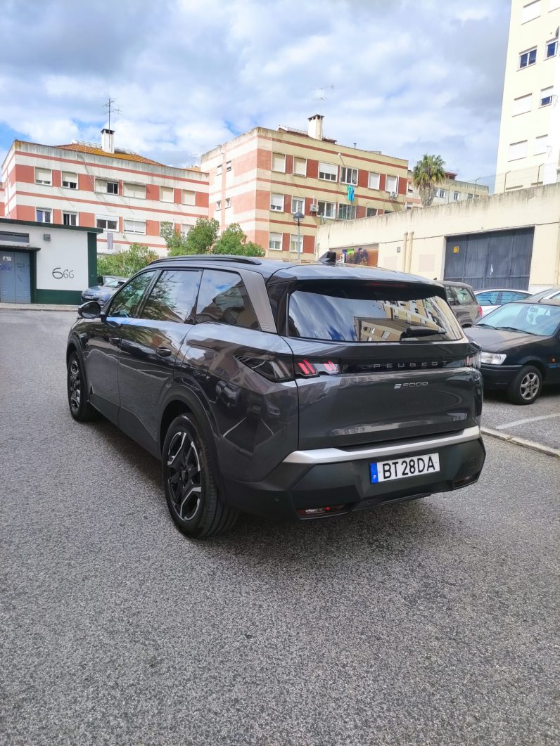 2024 Peugeot e-5008 Electric SUV full