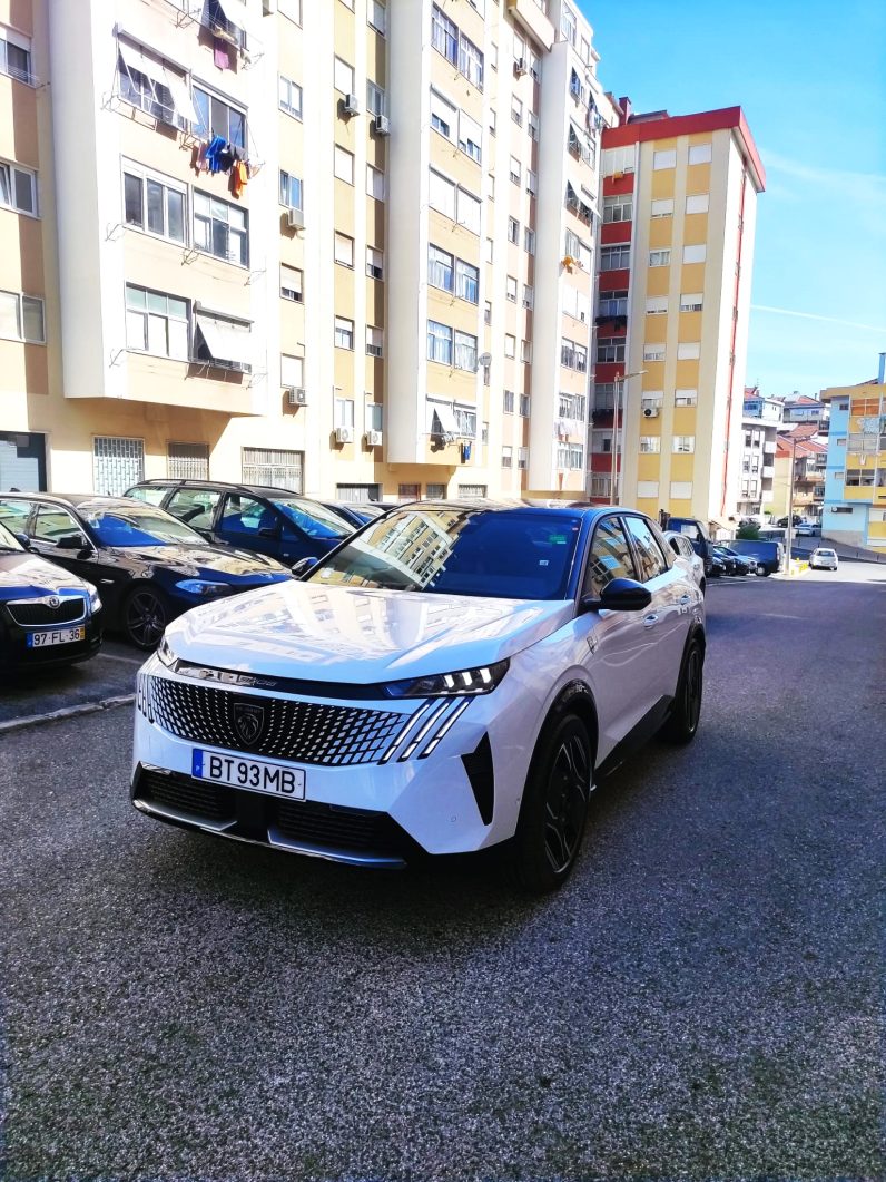 
								2023 Peugeot E-3008 Long Range full									